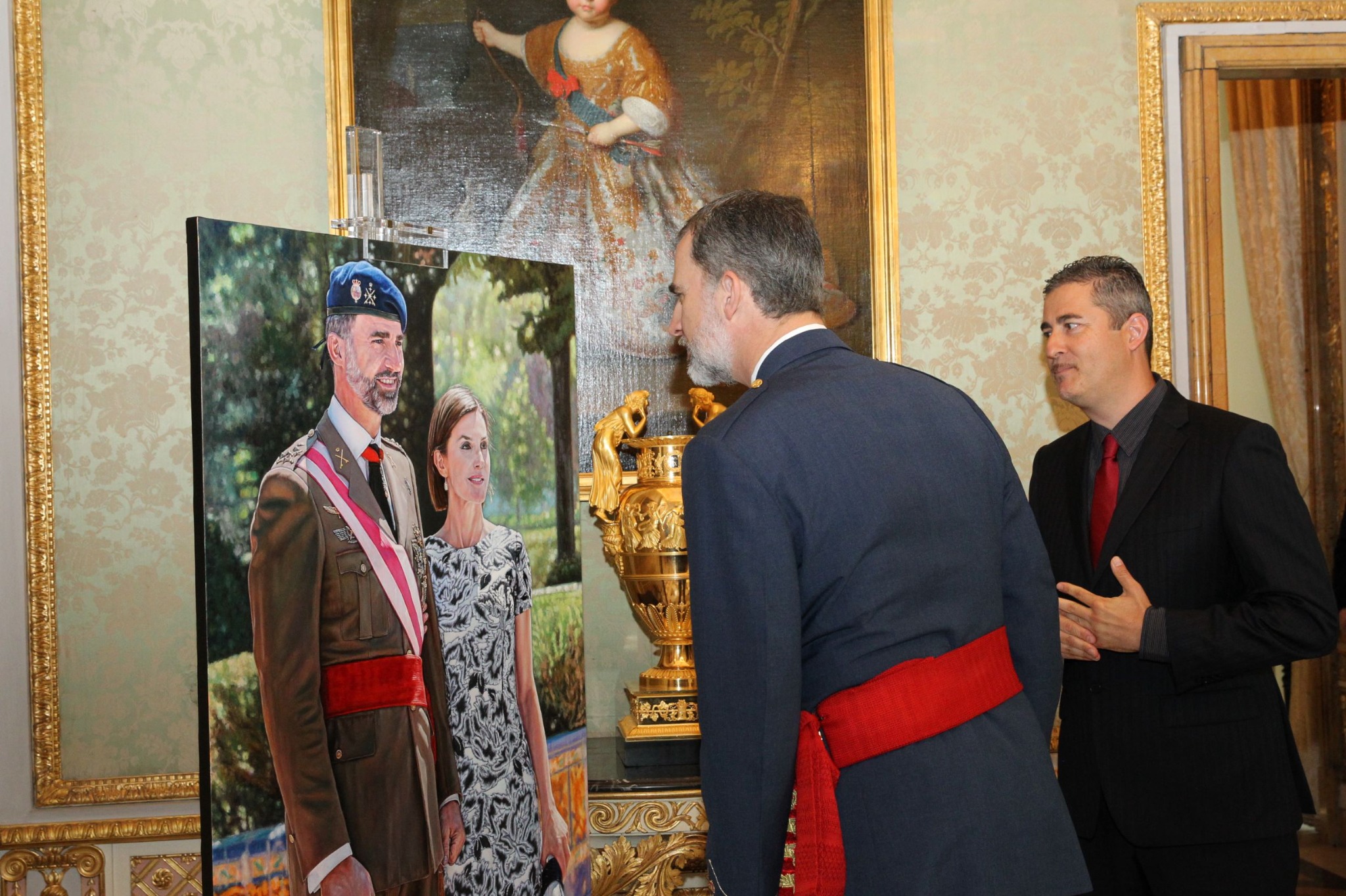 Tomás Santos Alcalá entrega a don Felipe VI el retrato de los Reyes en el Palacio Real de Madrid.